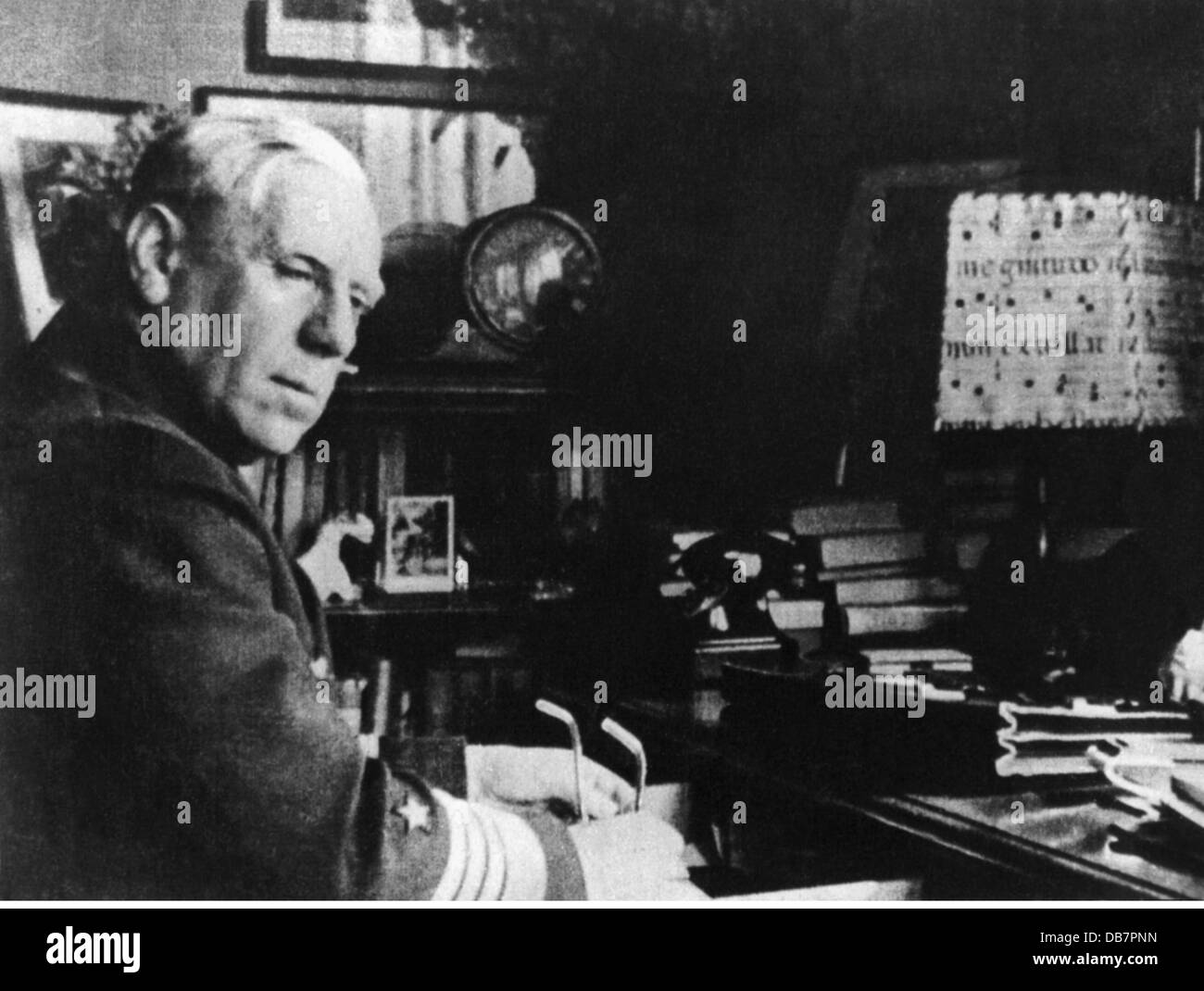 Canaris, Wilhelm, 1.1887 - 9.4.1945, ammiraglio tedesco, capo dell'ufficio di intelligence (Amt Abwehr) della Wehrmacht tedesca 1935 - 1944, nel suo ufficio, Berlino, primi 1940s, Foto Stock