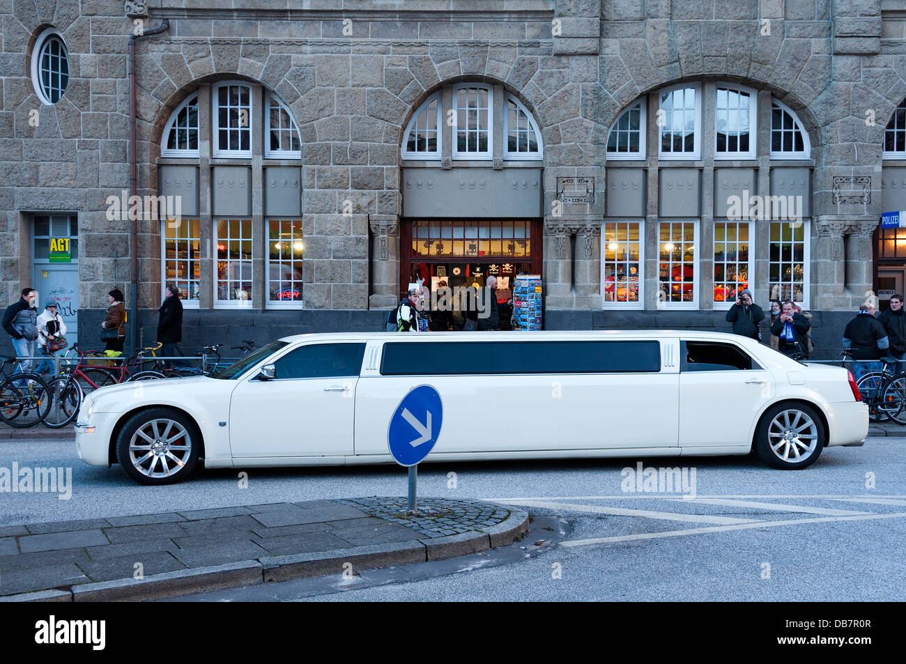 Chrysler 300C stretch limousine di fronte a St. Pauli Ponti di Sbarco Foto Stock