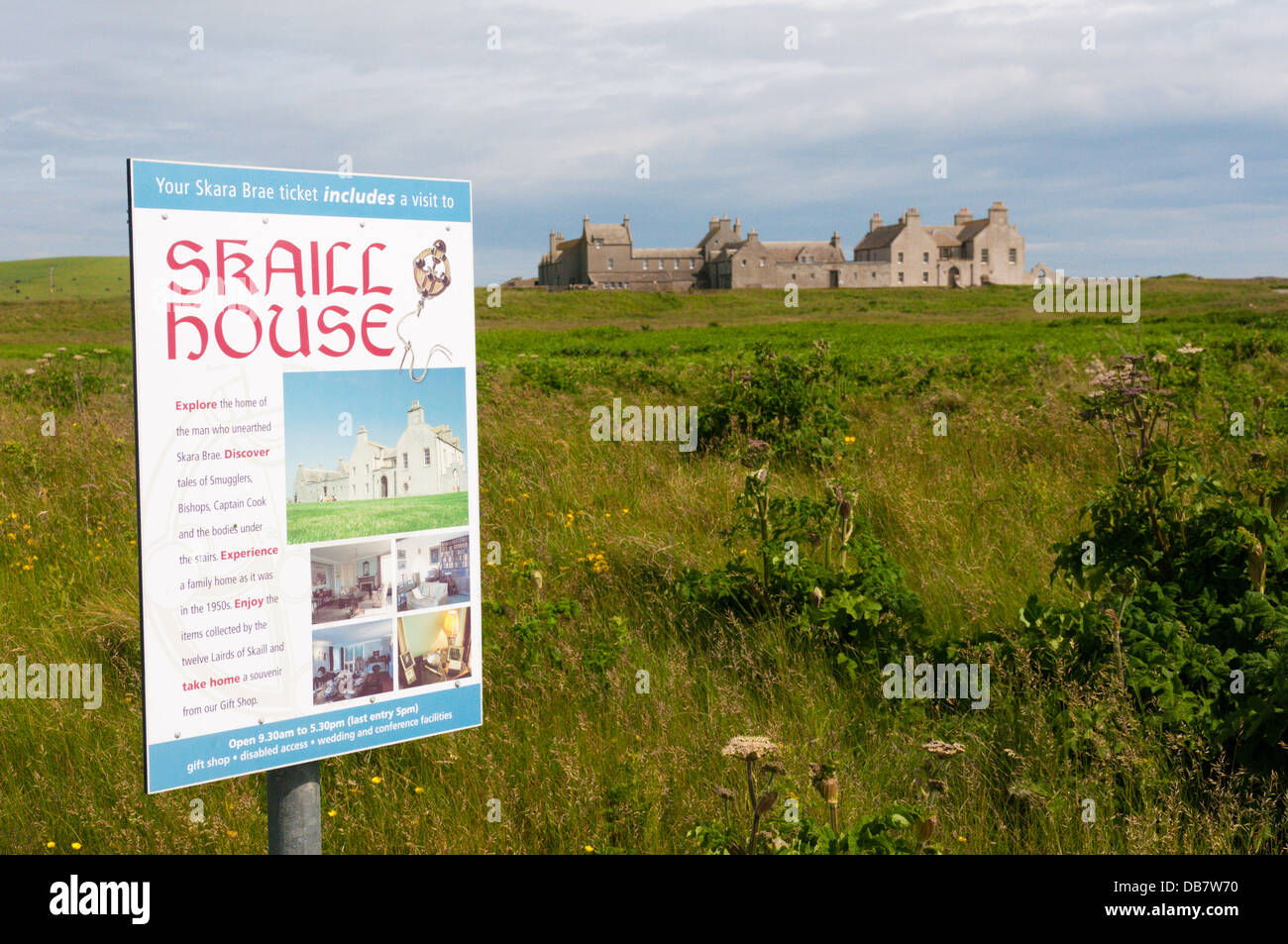 Un segno per la casa di Skaill sulla Orkney con la casa in background. Foto Stock