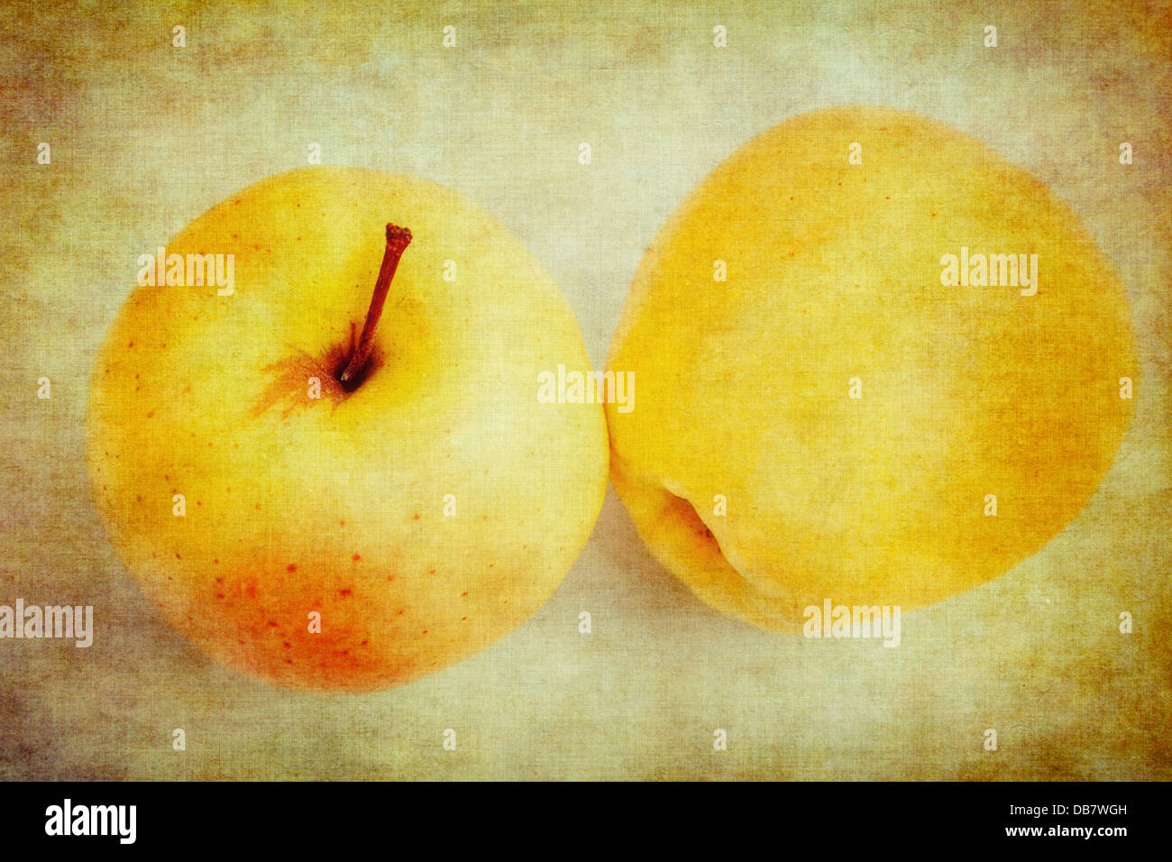 Abstract textured studio shot di due golden delicious. Foto Stock