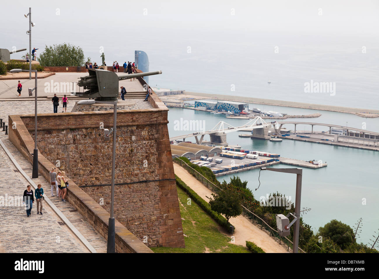 Pezzo d'artiglieria sul Castello di Montjuic affacciato sul porto di Barcellona Foto Stock