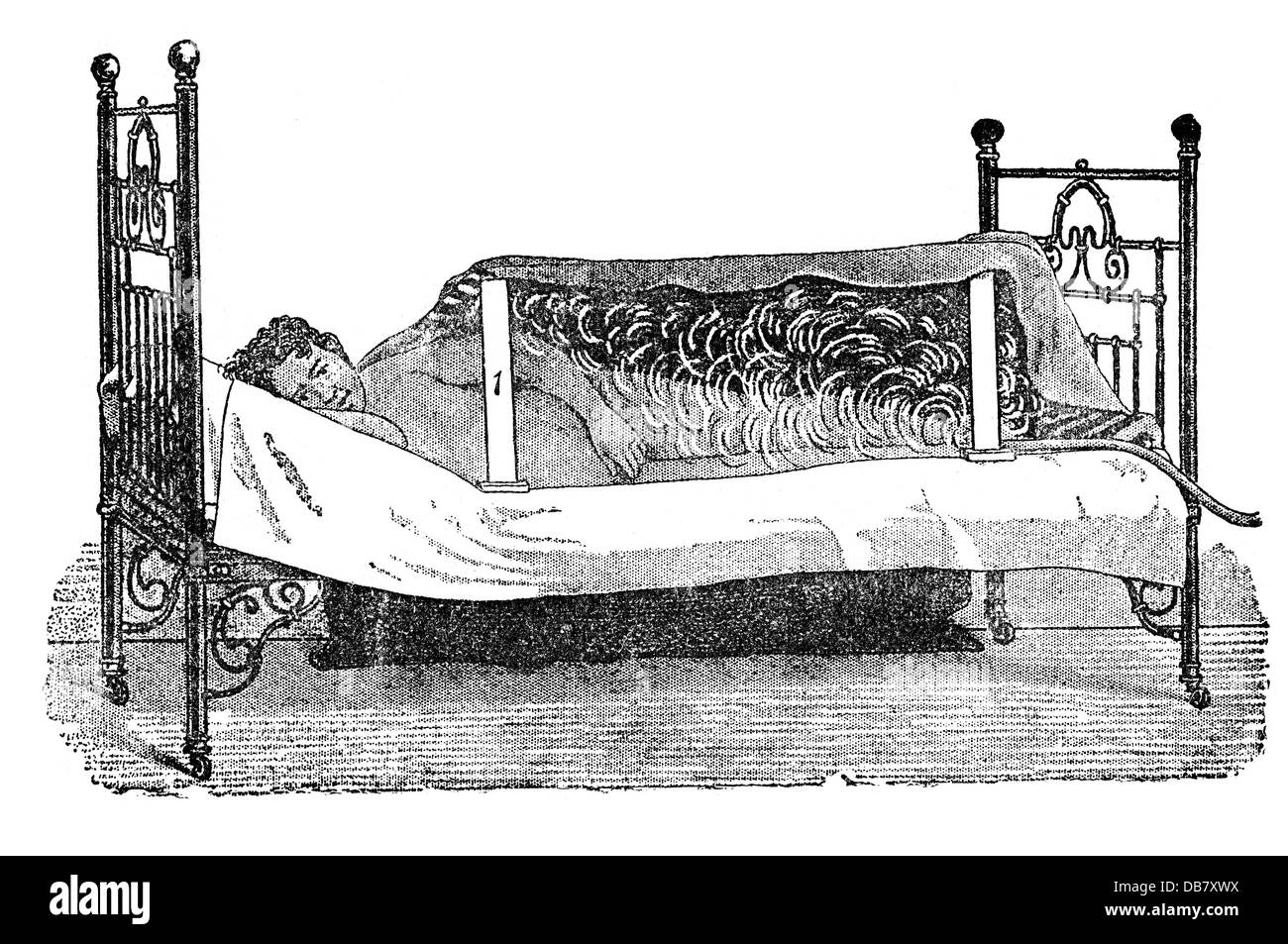 Medicina, trattamento, bagni di vapore, bagno di vapore a tutto il corpo a letto, incisione in legno, da: Friedrich Eduard Bilz, New Naturopathic Treatment, Leipzig, Germania, 1902, diritti aggiuntivi-clearences-not available Foto Stock