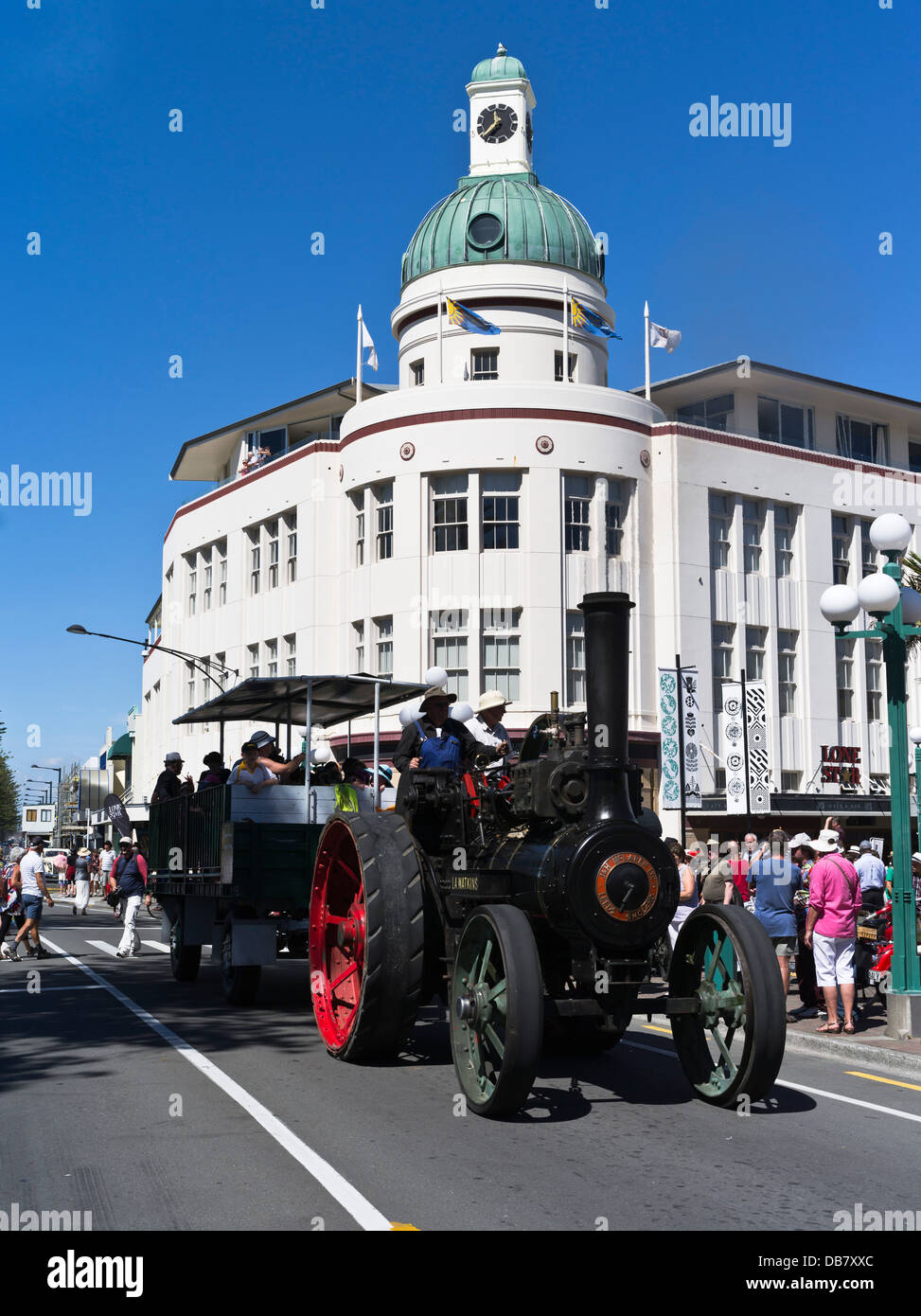 Dh Marine Parade Napier, Nuova Zelanda Art Deco festival weekend con trazione a vapore il motore TG edificio a cupola 1930s Foto Stock