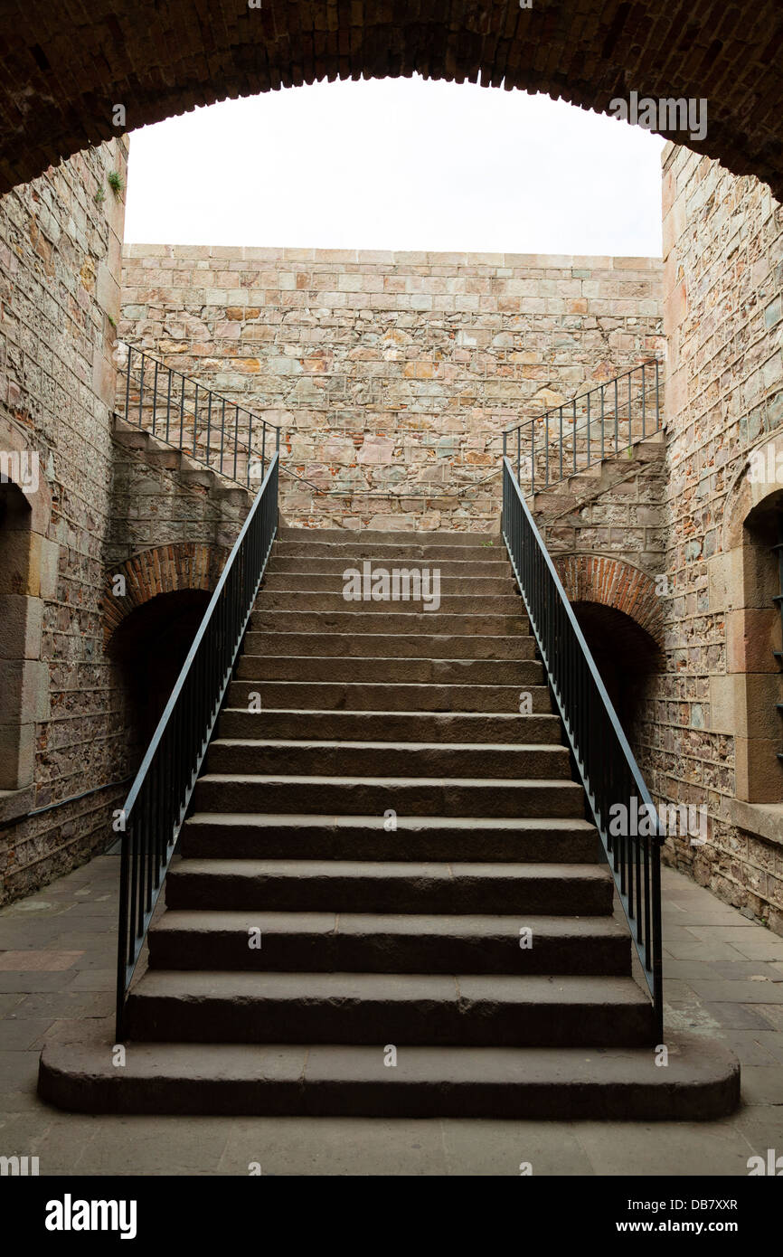 Gradini in pietra e le ringhiere alla parte superiore sul Castello di Montjuic Foto Stock