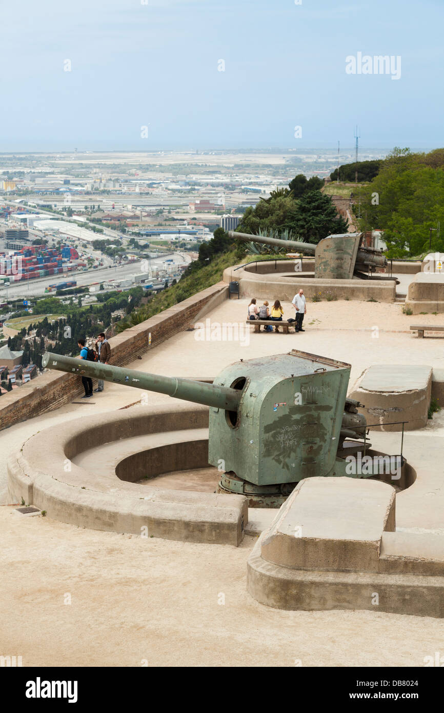 Pezzo d'artiglieria sul Castello di Montjuic affacciato sul porto di Barcellona Foto Stock