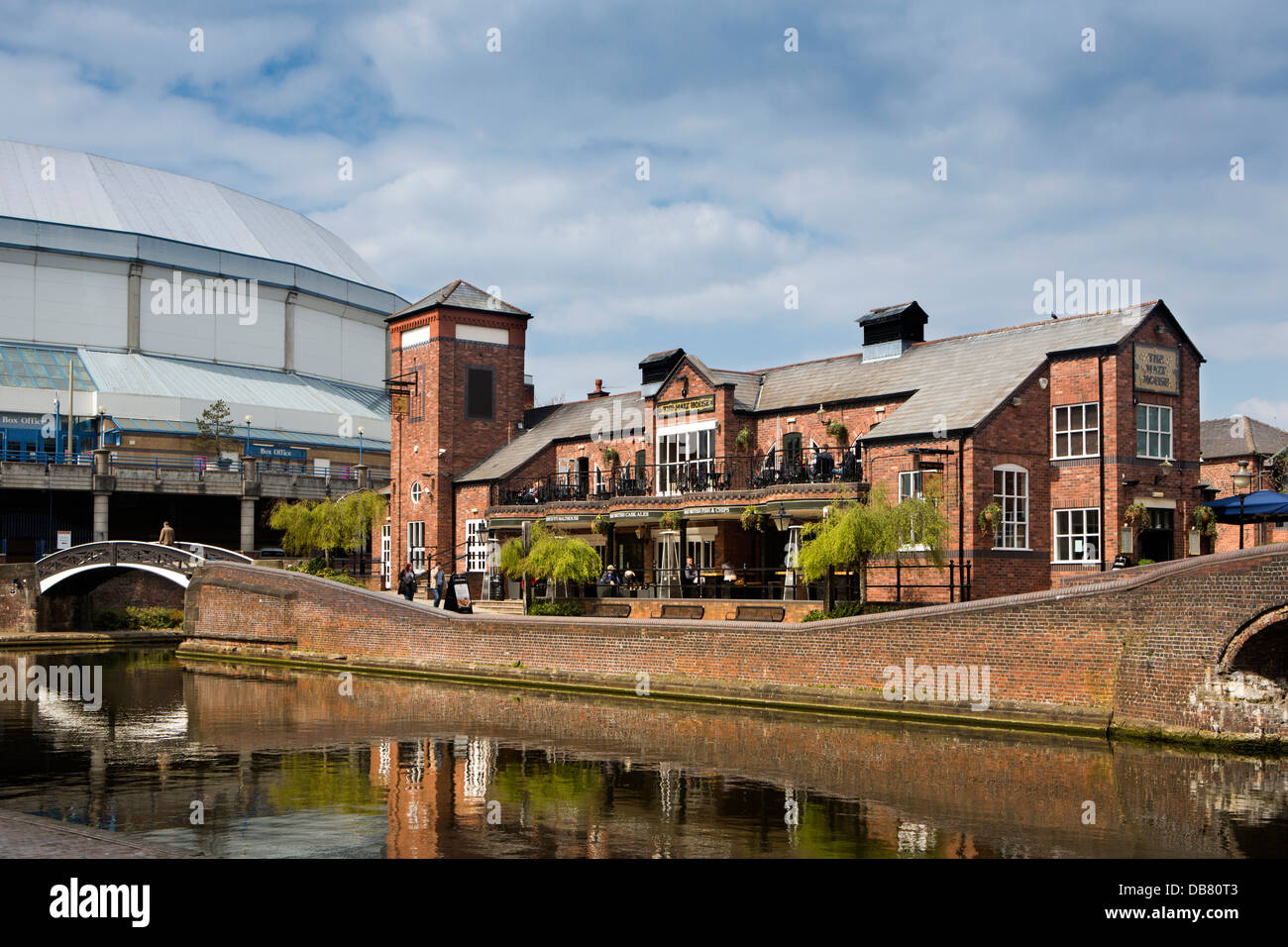 Regno Unito, Inghilterra, Birmingham, Malt House pub su Birmingham Canal Navigazioni Linea principale Foto Stock