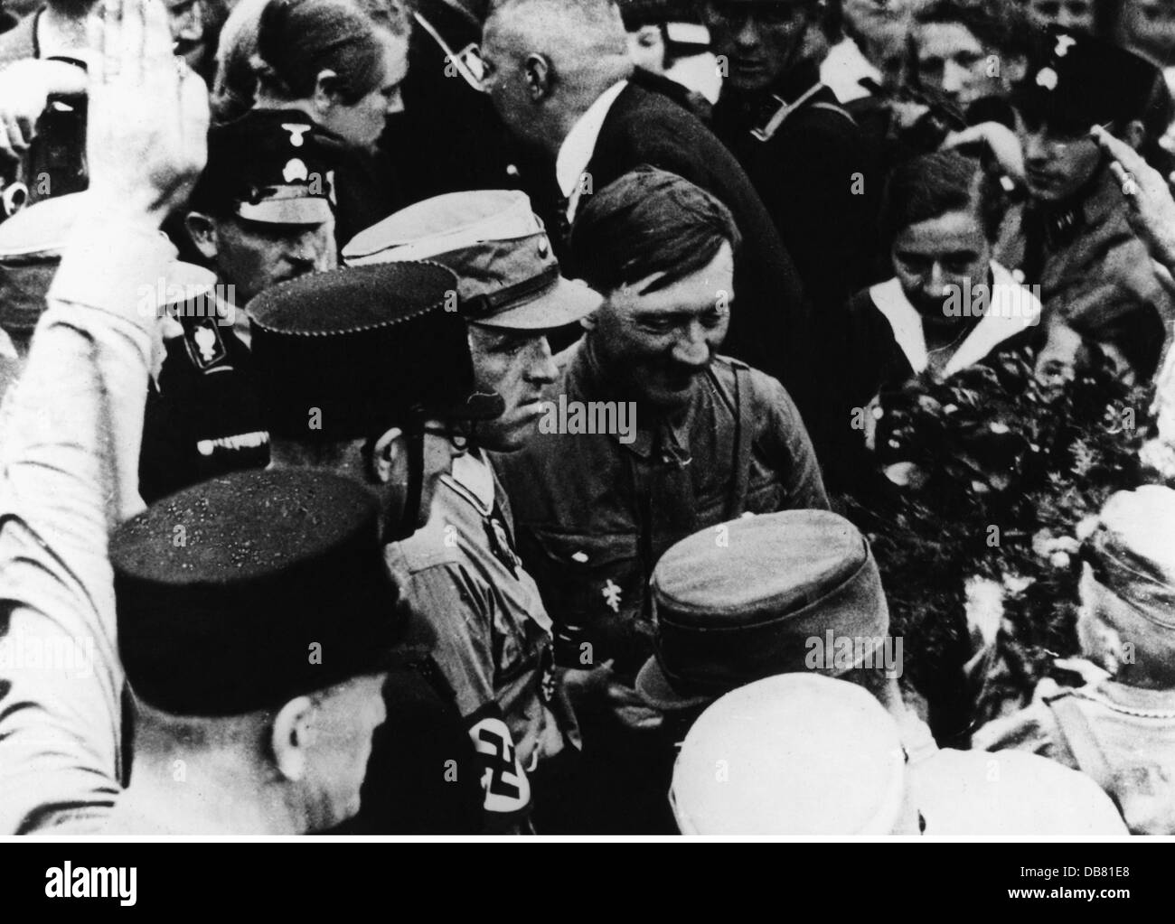 Hitler, Adolf, 20.4.1889 - 30.4.1945, politico tedesco (NSDAP), con fans, 1920s tardi, Foto Stock
