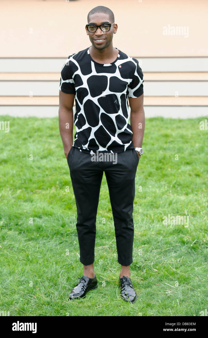 Tinie Tempah arriva per Burberry Prorsum durante la London Uomo Primavera Estate collezioni moda 2014, a Londra. Foto Stock