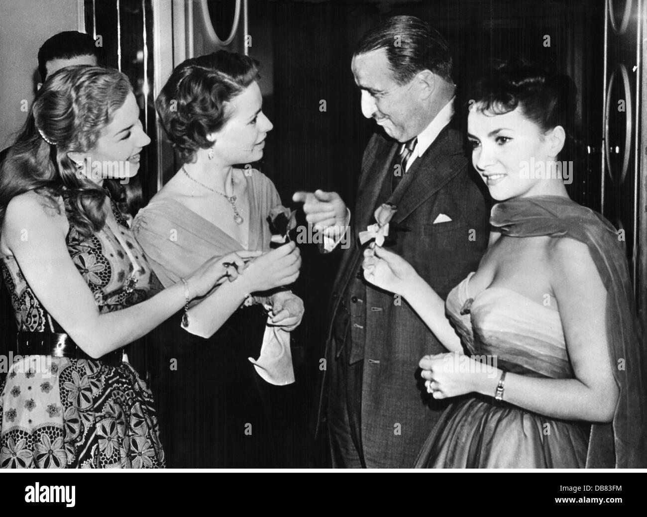 Rank, J. Arthur, 22.12.1888 - 29.3.1972, produttore britannico, a metà lunghezza, con NIPS, Gina Lollobrigida, Londra, giugno 1952, Foto Stock