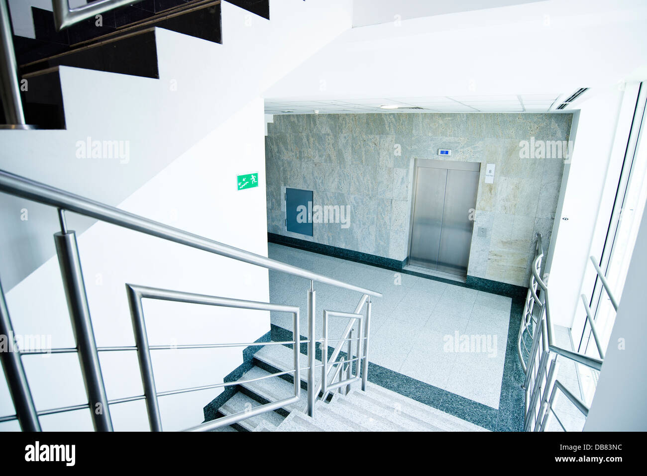 Scala - uscita di emergenza in edificio per uffici Foto Stock