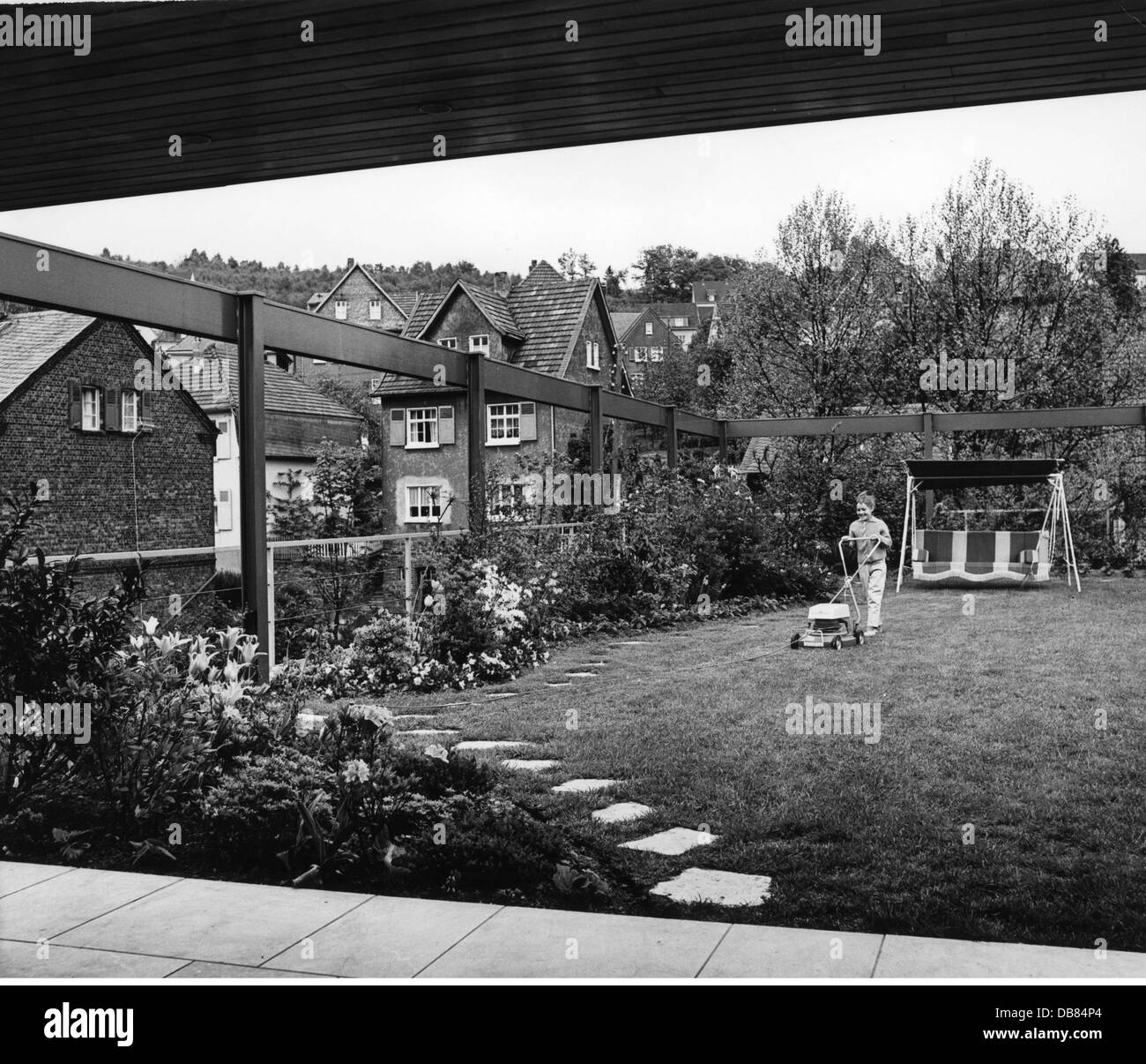 Tempo libero, giardino, ragazzo durante la legnmawing, Germania occidentale, anni 60, diritti aggiuntivi-clearences-non disponibile Foto Stock