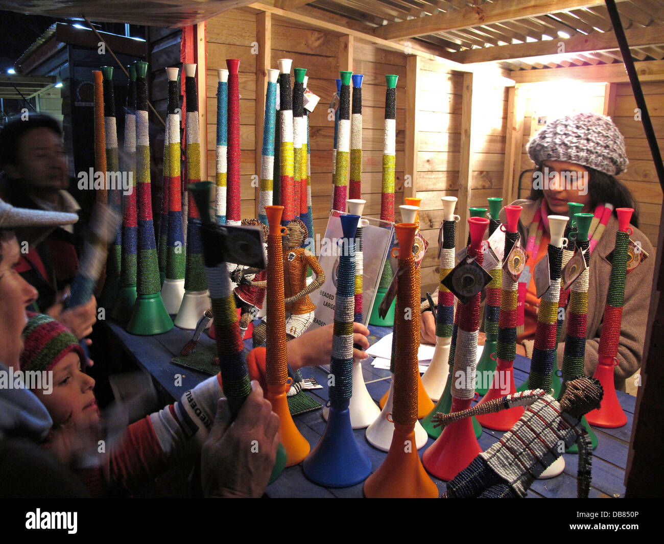 Gli appassionati di calcio comprare vuvuzelas, 2010 FIFA World Cup Soccer in Sud Africa Foto Stock