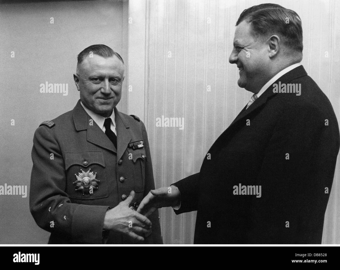Strauss, Franz Josef, 6.9.1915 - 3.10.1988, politico tedesco (CSU), ministro della Difesa federale 16.10.1956 - 9.1.1963, con il comandante in capo delle forze alleate in Europa centrale generale Pierre-Ely Jacquot, Bonn, 2.5.1961, Foto Stock