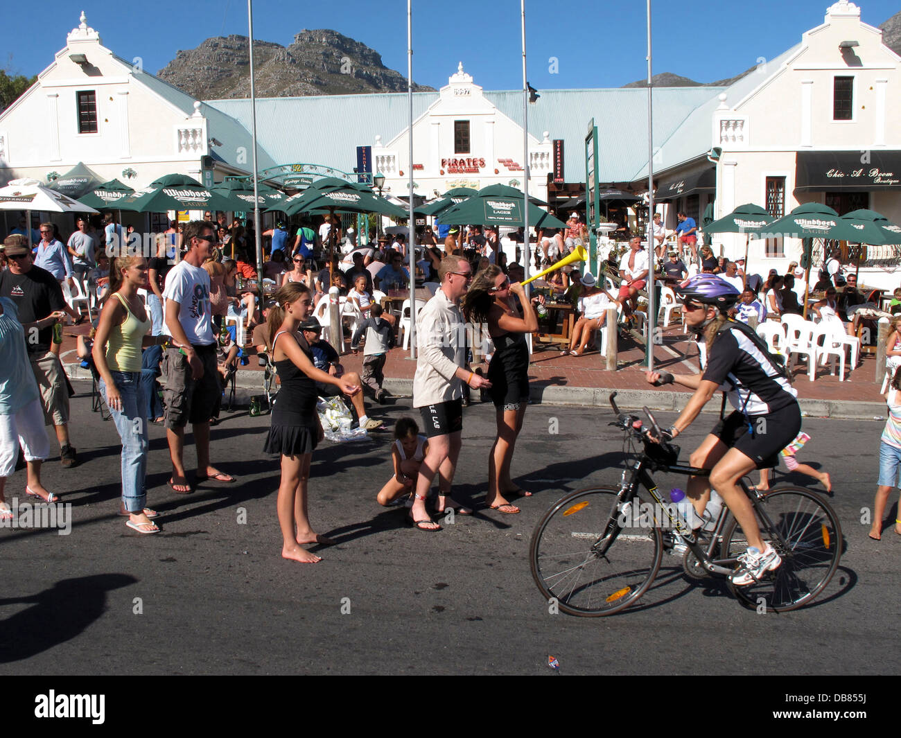 Spettatori prestano supporto incoraggiamento in Hout Bay per ciclisti Argus Cycle Tour oltre 110km attraverso Cape Peninsula maggiori temporizzato Foto Stock