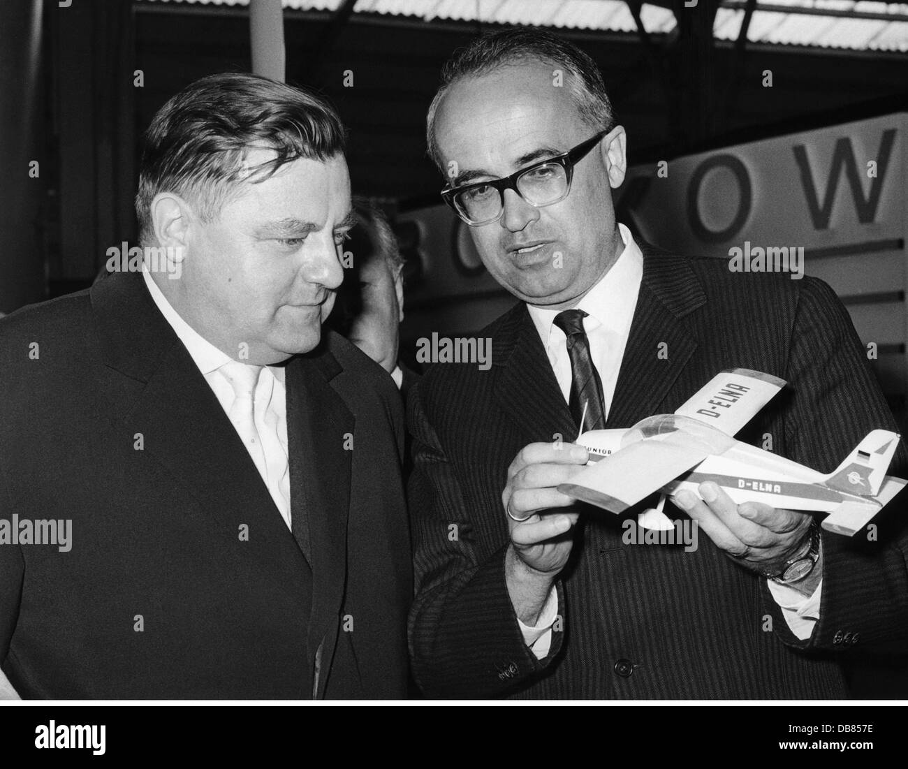 Strauss, Franz Josef, 6.9.1915 - 3.10.1988, politico tedesco (CSU), ministro della Difesa federale 16.10.1956 - 9.1.1963, apertura della 4th fiera aerea tedesca, Aeroporto di Hannover-Langenhagen, 28.4.1962, presso lo stand della società Boelkow, Foto Stock