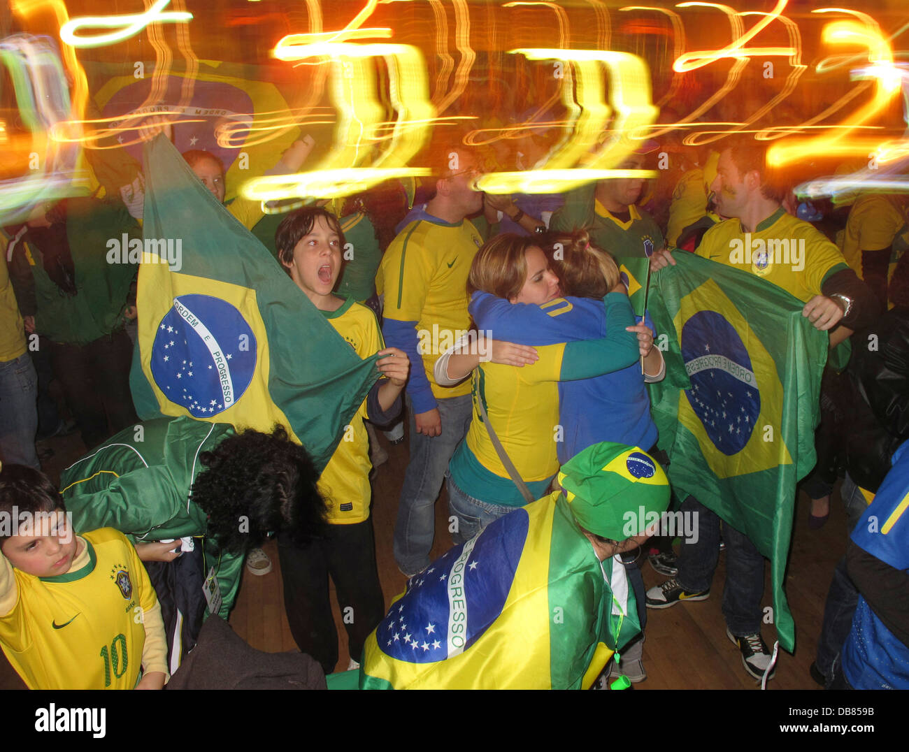 Tifosi brasiliani di celebrare un obiettivo durante il 2010 FIFA World Cup Soccer in Sud Africa Foto Stock