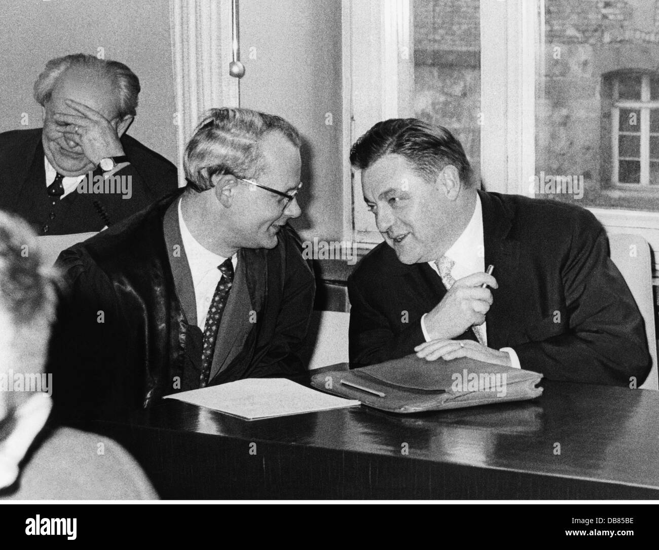 Strauss, Franz Josef, 6.9.1915 - 3.10.1988, politico tedesco (CSU), ministro della Difesa federale 16.10.1956 - 9.1.1963, dinanzi alla Corte di giustizia Nello Scandalo Fibag, processo presso il tribunale distrettuale di Norimberga, con il suo avvocato Cramer, 2.3.1962, Foto Stock