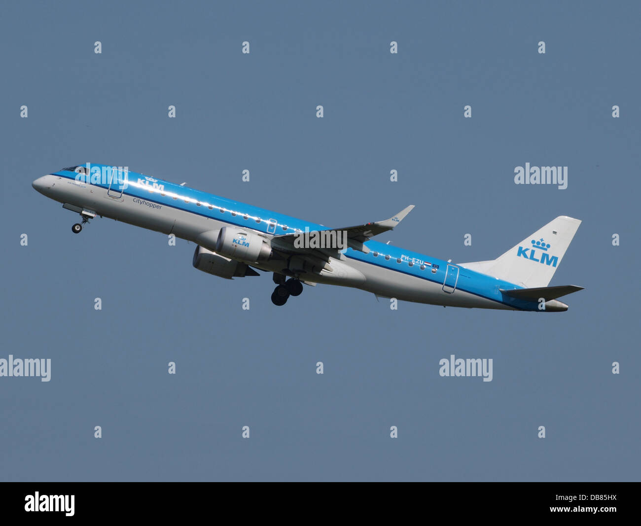 PH-EZU è un aeromobile Embraer ERJ-190STD operato da KLM Cityhopper. Qui è mostrato il decollo da un aeroporto, che fa parte della flotta regionale che offre viaggi aerei efficienti in tutta Europa. Foto Stock