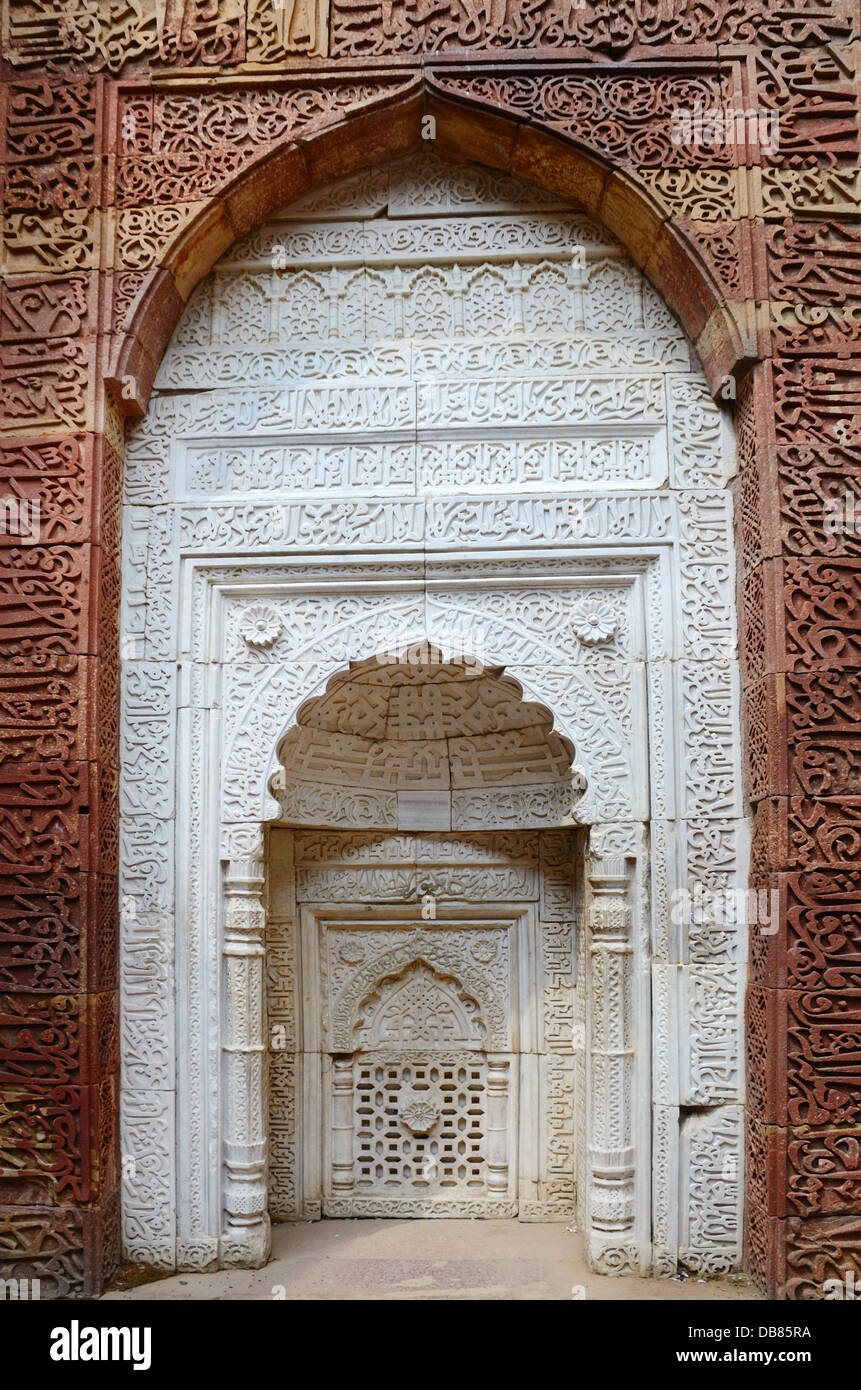 Finestra arco della tomba ornata nel complesso archeologico Quitab Minar a Delhi, India Foto Stock