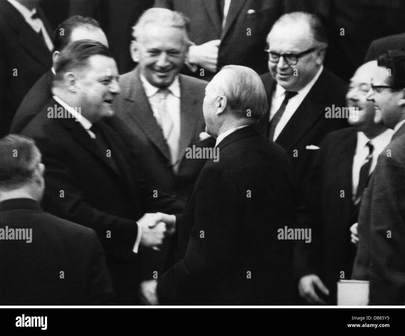 Adenauer, Konrad, 5.1.1876 - 19.4.1967, politico tedesco (CDU), Cancelliere federale 15.9.1949 - 16.10.1963, rielezione, Dieta federale, Bonn, 7.11.1961, Franz Josef Strauss si congratula, Foto Stock