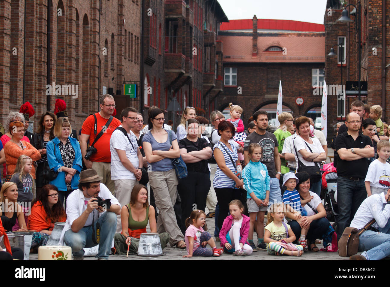 Gli spettatori a guardare la strada prestazioni durante il 'Industriada' 2013 a Nikiszowiec piazza principale. Katowice in Polonia. Foto Stock Gli spettatori a guardare la strada prestazioni durante il 'Industriada' 2013 a Nikiszowiec piazza principale. Katowice in Polonia. Foto Stock
