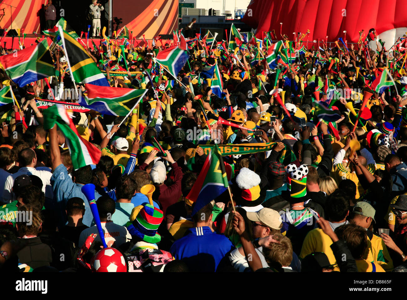 South African ventole orgoglio celebra la passione azienda vuvuzela tromba sventolando South African bandiere Grand Parade parco della ventola prima di Foto Stock