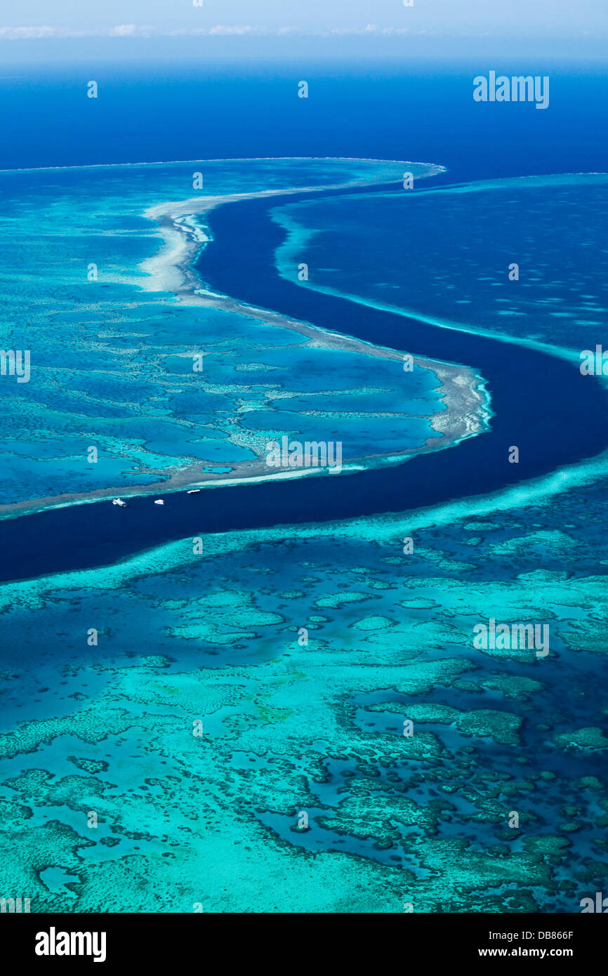 Vista aerea del 'fiume', a 200 ft canale profondo in esecuzione tra Hardys Reef e gancio Reef. Great Barrier Reef Marine Park Foto Stock