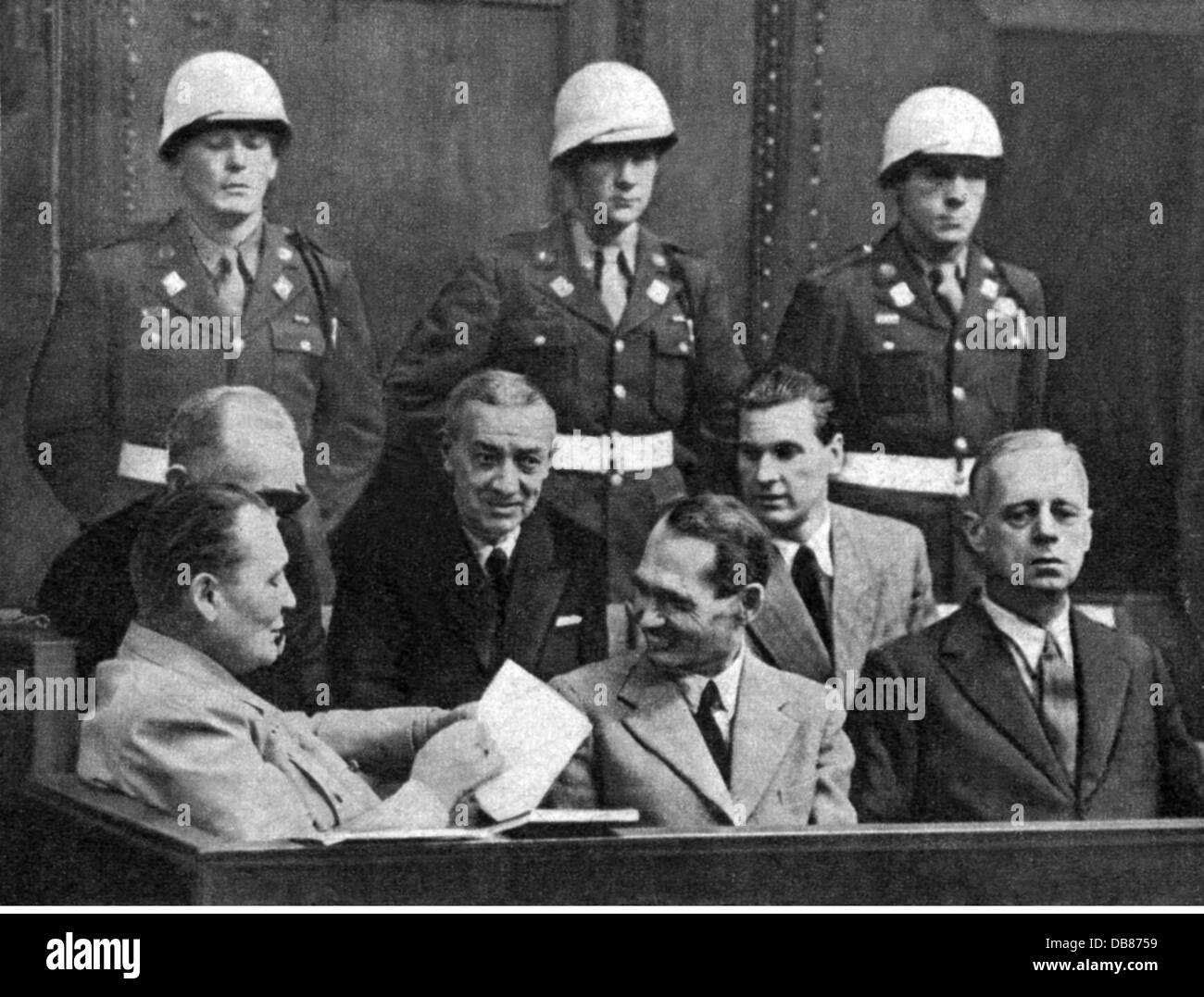 giustizia, cause, processi di Norimberga, processo contro i principali criminali di guerra, dock, prima fila fltr: Hermann Goering, Rudolf Hess, Joachim von Ribbentrop, seconda fila fltr: Karl Doenitz, Erich Raeder, Baldur von Schirach, Norimberga, 1945 / 1946, diritti aggiuntivi-clearences-non disponibili Foto Stock