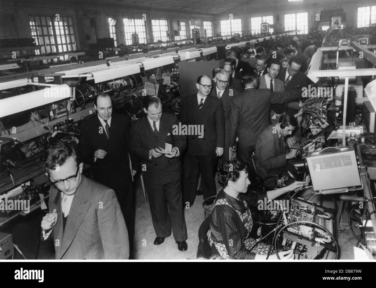 Industria, radio e TV, impianto Grundig, Fuerth, sala di produzione per i ricevitori di trasmissione, visita di specialisti britannici e francesi, anni 50, Additional-Rights-Clearences-Not Available Foto Stock