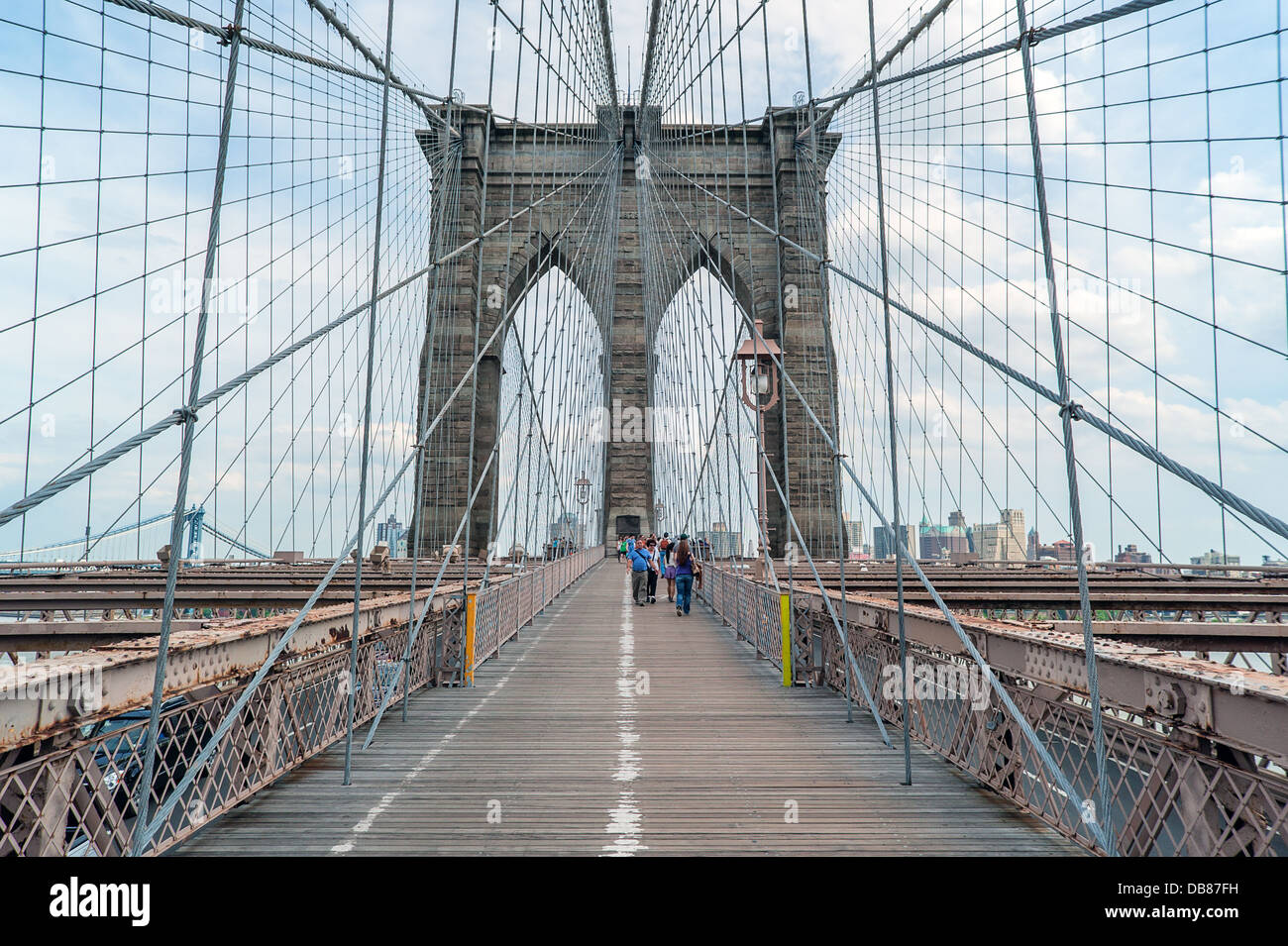 Pedoni attraversando a piedi il Ponte di Brooklyn in una calda giornata estiva in NYC. Foto Stock
