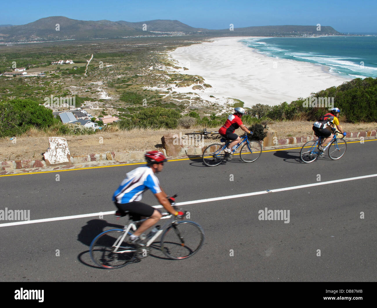 Pedale cyclistrs fino inizio Chapmans Peak passato Noordhoek Beach Argus Cycle Tour oltre 110km attraverso Cape Peninsula maggiori temporizzato Foto Stock