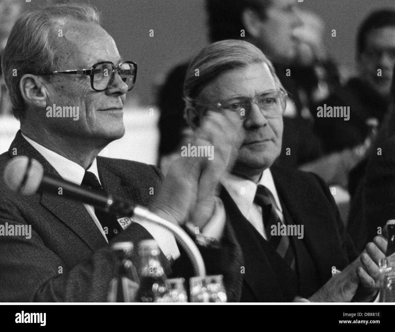 Willy, 18 Dicembre 1913 - 8. 10.1992, politico tedesco (DOCUP), presidente federale del partito socialdemocratico tedesco 1964-1987, con Helmut Schmidt, convenzione nazionale del partito, Monaco, 19. - 23.4.1982, Foto Stock