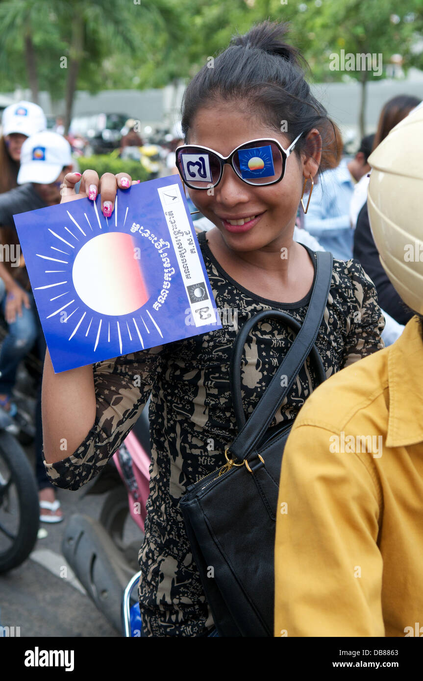 Phnom Penh Cambogia in luglio. 25th, 2013. Sam Rainsy supporter a Phnom Penh. Sam Rainsy è stato in auto-esilio in Francia dal 2009. Egli era stato concesso un regale perdono dal Re di Cambogia e restituito alla Cambogia su luglio 19th, 2013. Credito: Kraig Lieb / Alamy Live News Foto Stock