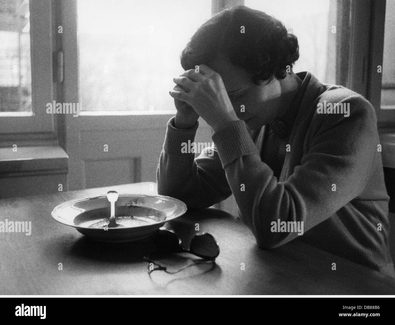 Religione, cristianesimo, preghiera, donna che dice grazia, anni 50, diritti aggiuntivi-chiarenze-non disponibili Foto Stock