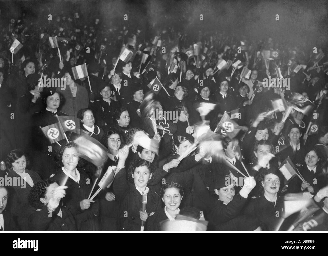 Nazismo / nazionalsocialismo, politica, asse Rom-Berlino, viaggio del Cancelliere del Reich Adolf Hitler in Italia, 3. - 10.5.1938, folla affascinata di fronte al Palazzo Venezia, Roma, 7.5.1938, asse Roma - Berlino, persone, fascismo, fascisti, fascisti, esaltazione, visita di Stato, visite di Stato, Germania, Reich tedesco, terzo Reich, anni trenta, 30, 20 ° secolo, politica, politica, affascinate, affascinante, storico, storico, diritti aggiuntivi-chiarimento-non disponibili Foto Stock