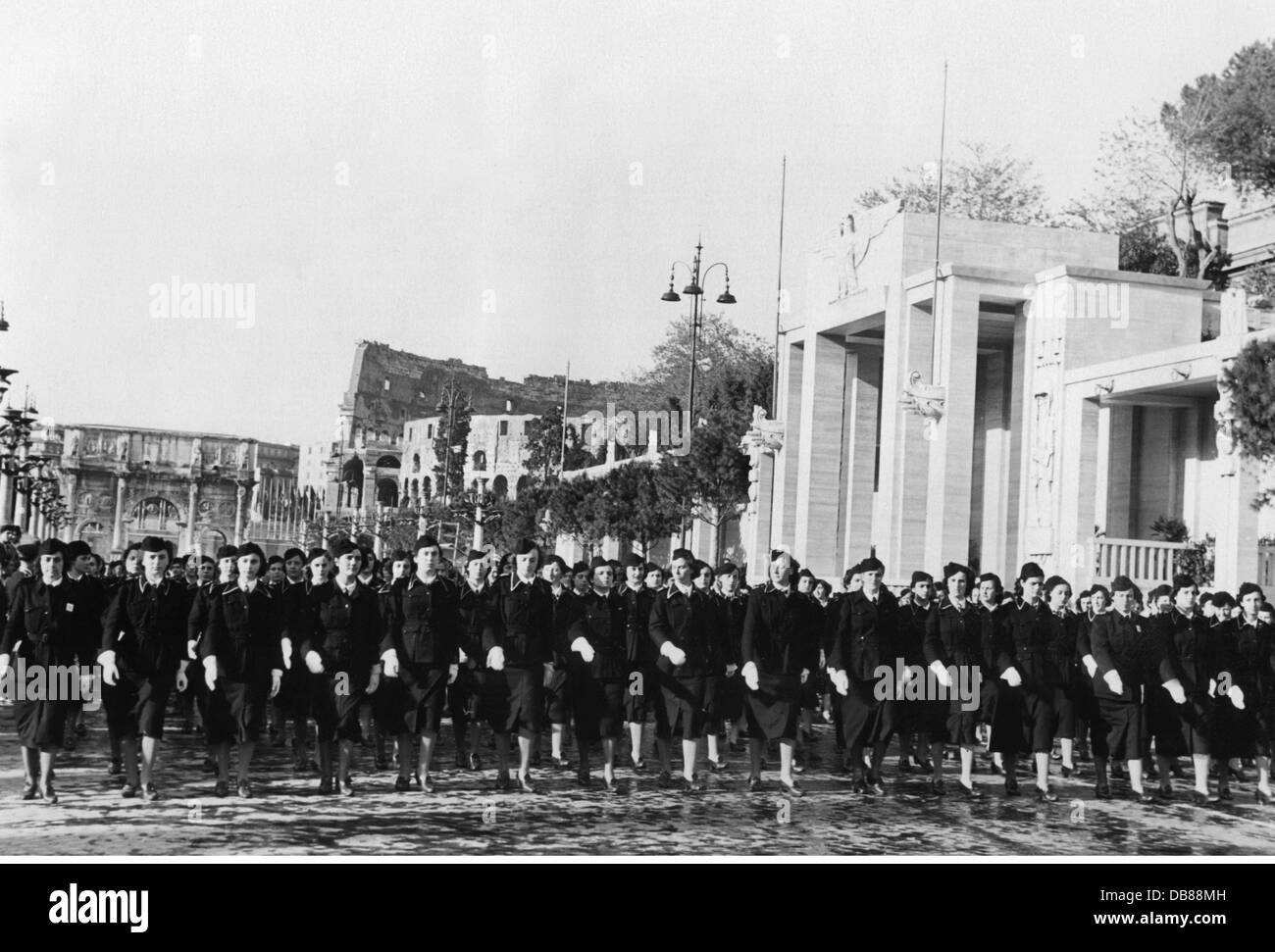 Politica, fascismo, Italia, fascisti femminili durante delle prove per la parata alla visita di Adolf Hitler, maggio 1938, diritti aggiuntivi-clearences-non disponibili Foto Stock
