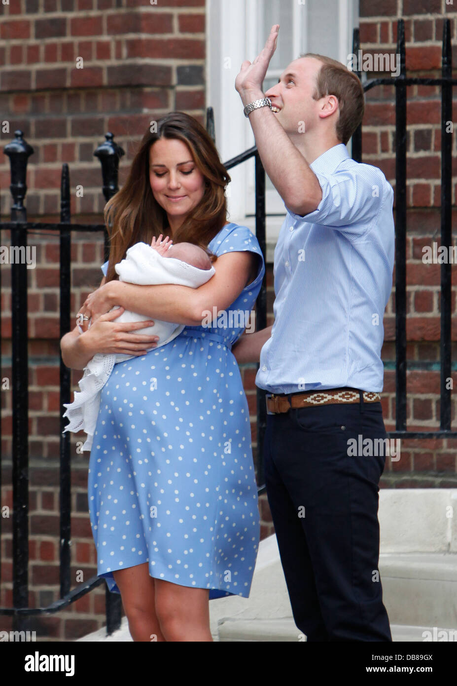Duca e Duchessa di Cambridge (principe e principessa del galles) lasciano l'ala Lindo dell'ospedale di St Mary, Londra con il loro neonato figlio. Foto Stock