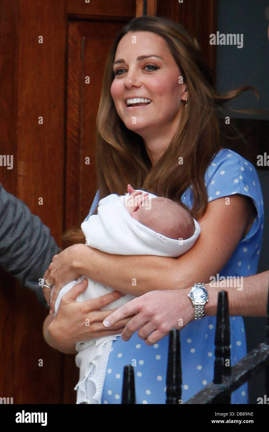 Duca e Duchessa di Cambridge (principe e principessa del galles) lasciano l'ala Lindo dell'ospedale di St Mary, Londra con il loro neonato figlio. Foto Stock
