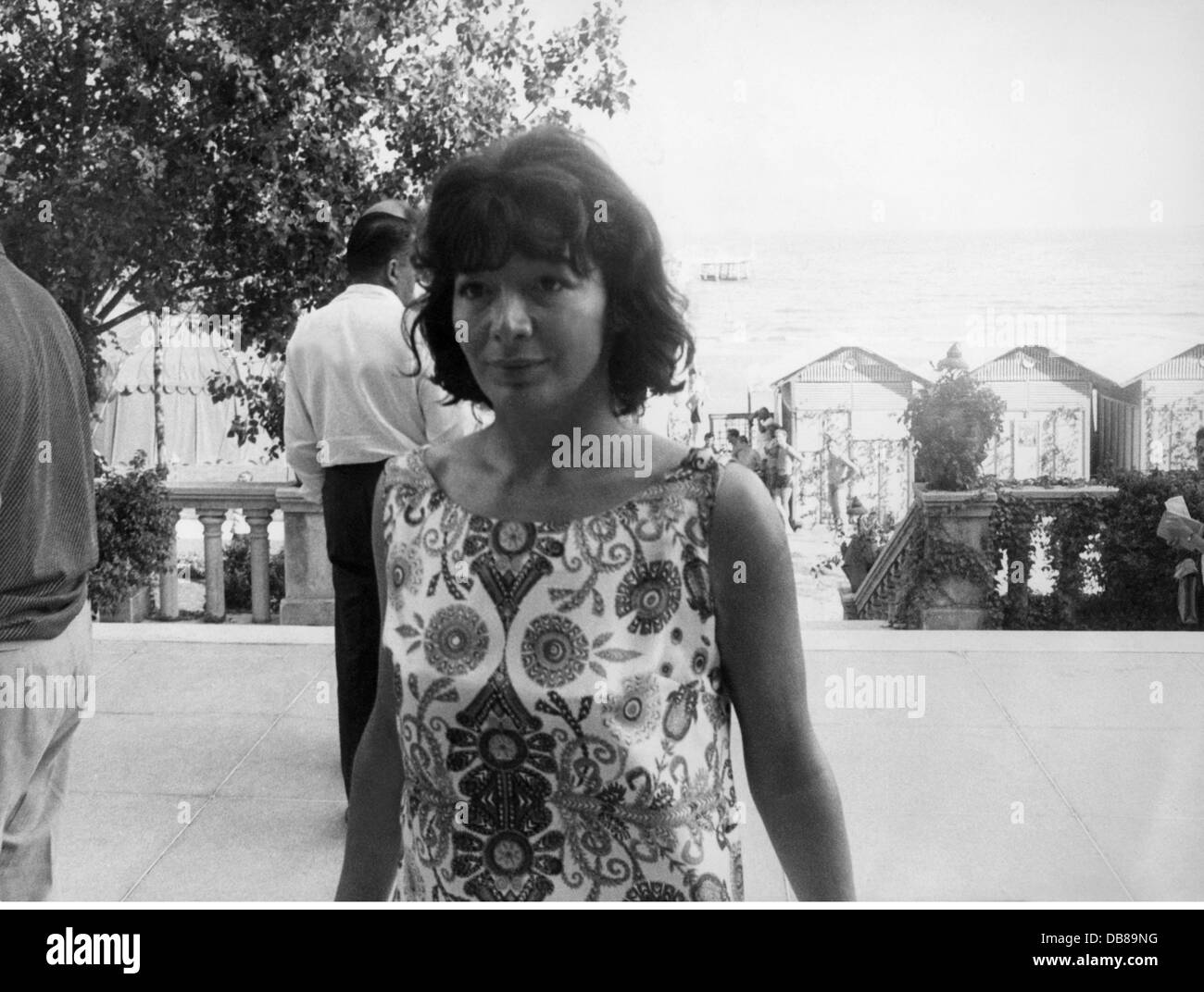 Greco, Juliette, * 7.2.1927, cantante e attrice francese, a mezza lunghezza, sulla spiaggia, durante il Festival del Cinema di Venezia, Venezia, agosto 1963, Foto Stock