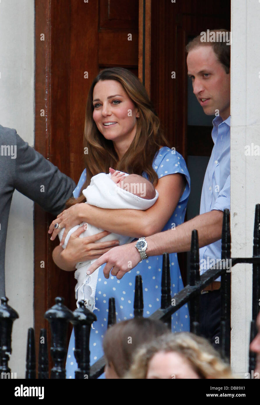 Duca e Duchessa di Cambridge (principe e principessa del galles) lasciano l'ala Lindo dell'ospedale di St Mary, Londra con il loro neonato figlio. Foto Stock