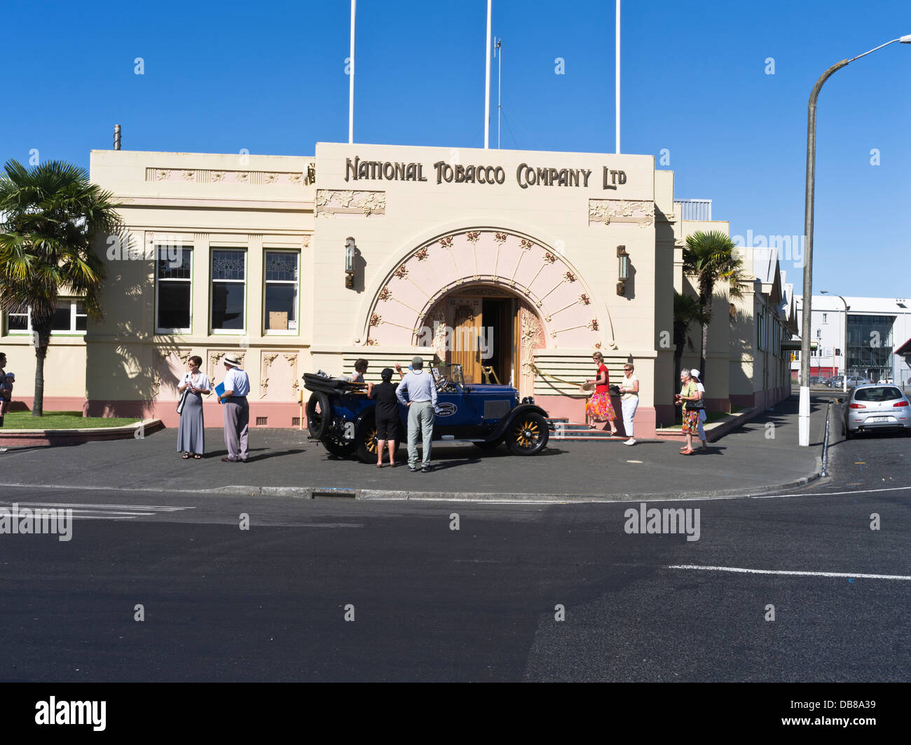 dh National Tobacco Company NAPIER NEW ZEALAND Buildings Art deco tour turistico in auto d'epoca degli anni '30 Foto Stock