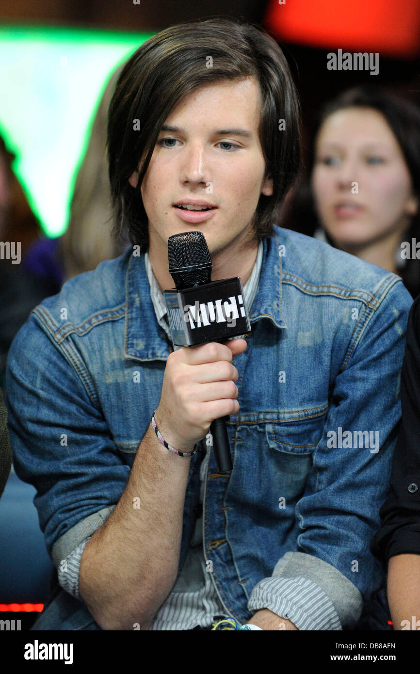 Zachary Porter della banda "Allstar Weekend ' viene visualizzato ed esegue su MuchMusic's New.music.Live durante la loro tappa del tour di Toronto. Toronto, Canada - 18.5.11 Foto Stock