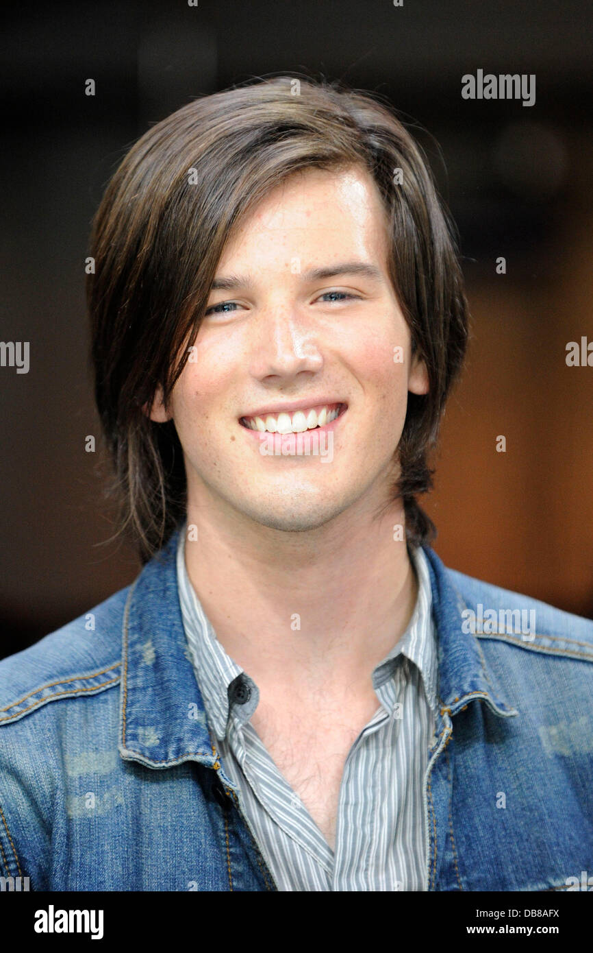 Zachary Porter della banda "Allstar Weekend ' viene visualizzato ed esegue su MuchMusic's New.music.Live durante la loro tappa del tour di Toronto. Toronto, Canada - 18.5.11 Foto Stock