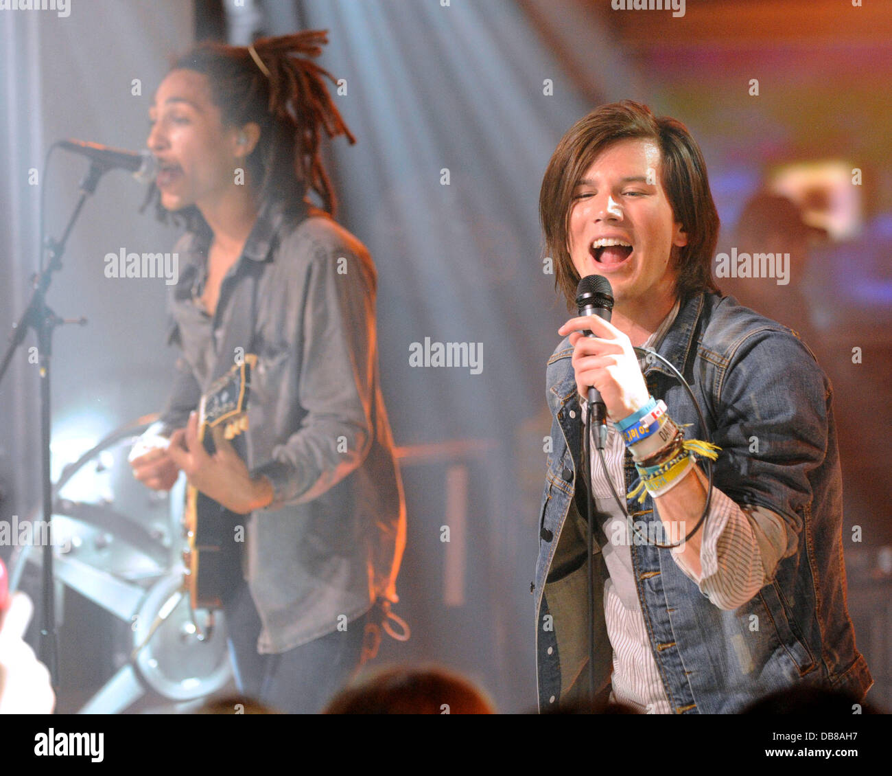 Nathan Darmody e Zachary Porter della banda "Allstar Weekend ' viene visualizzato ed esegue su MuchMusic's New.music.Live durante la loro tappa del tour di Toronto. Toronto, Canada - 18.5.11 Foto Stock