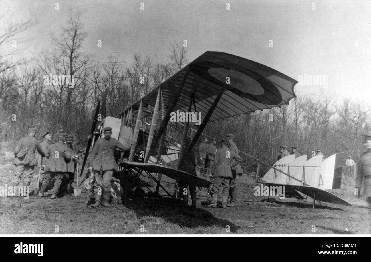 Prima guerra mondiale / prima guerra mondiale, guerra aerea, aerei, Francia, Caudron G.4, abbattere da truppe tedesche, circa 1916, XX secolo, 1910, 10, aviazione, biplano, biplano, biplanari, biplanari, spintore, spintore, propulsori, due posti, bombardieri, bombardieri, sparare, abbattere, soldati, guerra, bombardamento, mondo, soldati, guerra, bombardamento, Guerre mondiali, aereo, aereo, aereo, aereo, aerei, aerei, aerei, unità, unità, storico, storico, persone, diritti aggiuntivi-clearences-non disponibile Foto Stock