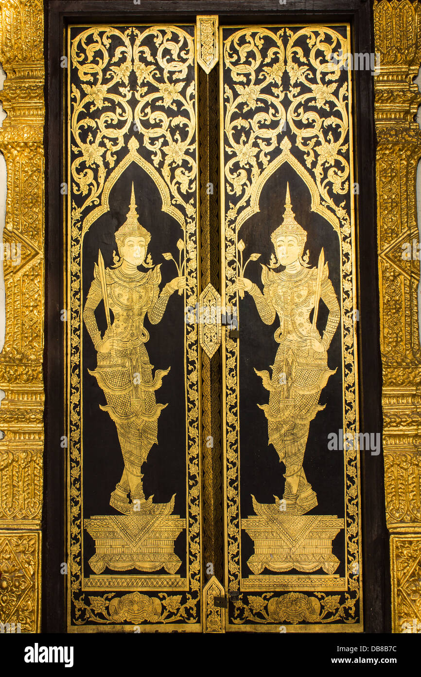 Una porta al tempio thailandese in Wat Pra che Chomthong vora vihan , Chedi a Chiangmai Thailandia Foto Stock