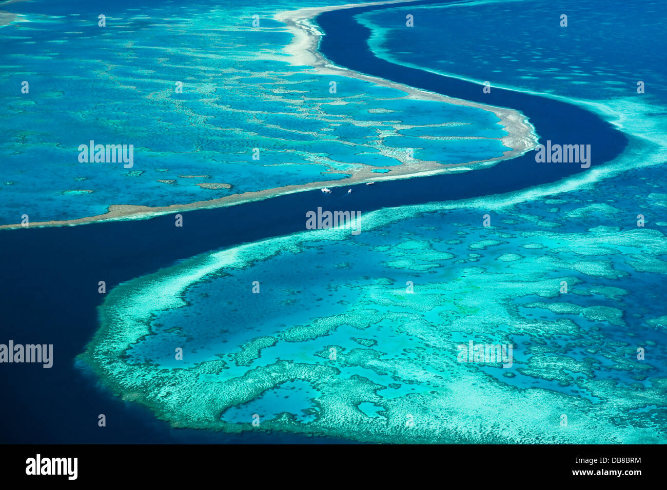 Vista aerea del 'fiume', a 200 ft canale profondo in esecuzione tra Hardys Reef e gancio Reef. Great Barrier Reef Marine Park Foto Stock