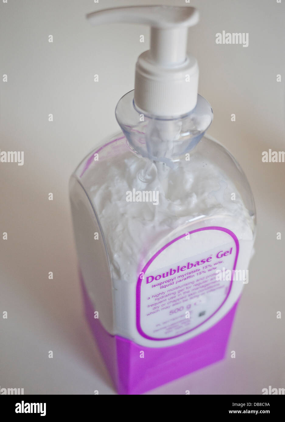 Gel Doublebase nel distributore, un altamente gel idratante utilizzato per il trattamento della secchezza e prurito della pelle. Foto Stock