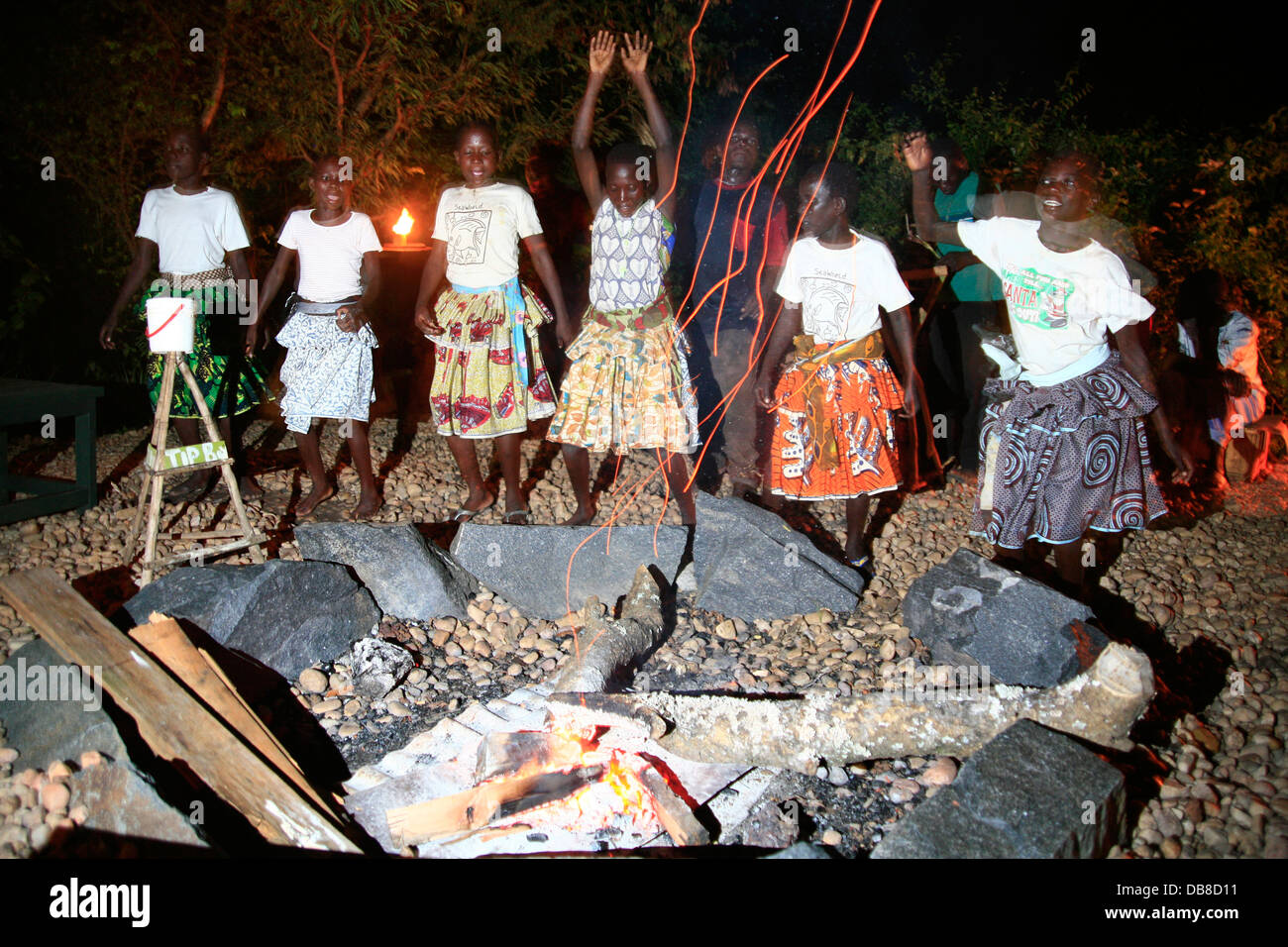 I bambini africani ballando intorno al fuoco di un caminetto, Uganda Foto Stock