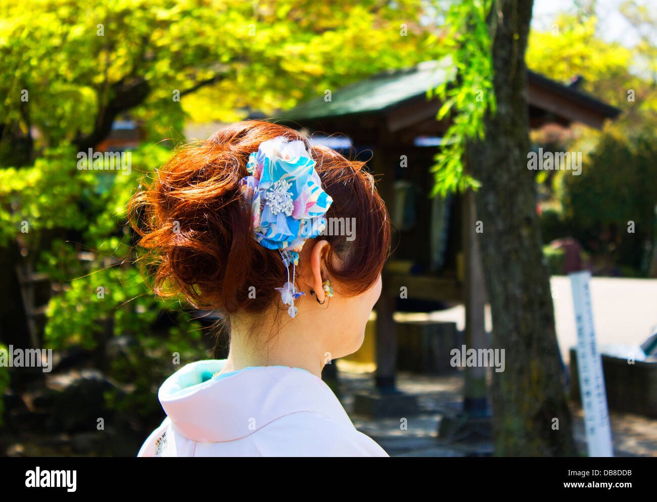 Giovane donna giapponese in kimono in giardino giapponese Foto Stock